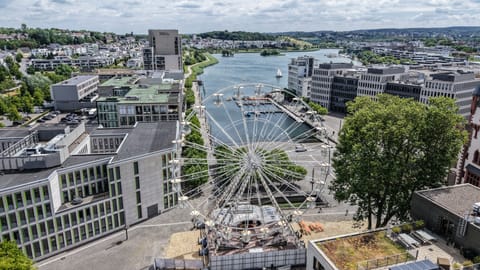 Riesenrad an einem Wasserstandort