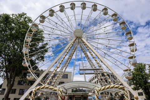 Riesenrad bei Tageslicht von unten