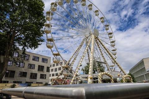 Riesenrad mit Eingangsbereich