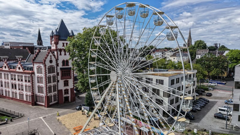 Riesenrad mit offenen Gondeln