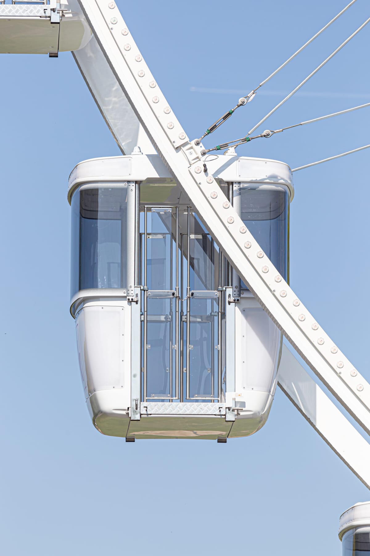 Geschlossene moderne Gondel mit großen Glasflächen