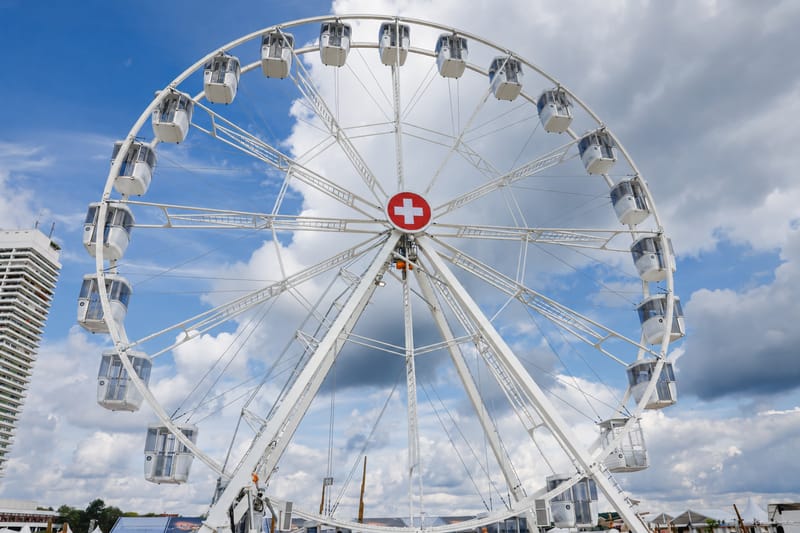 White Wheel mit Schweizerkreuz und geschlossenen Gondeln