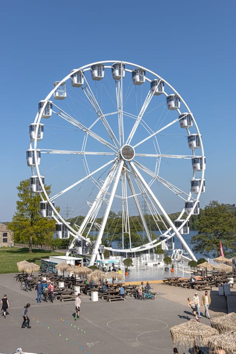 Riesenrad auf einem öffentlichen Platz