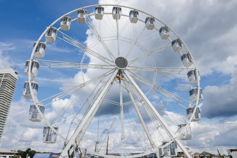 Weißes Riesenrad bei Tageslicht