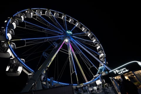 Riesenrad bei Nacht mit LED-Beleuchtung
