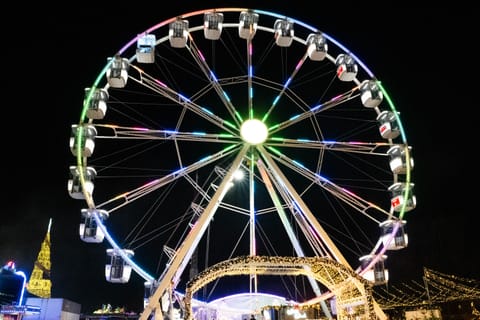 Riesenrad als Lichtinstallation bei Nacht