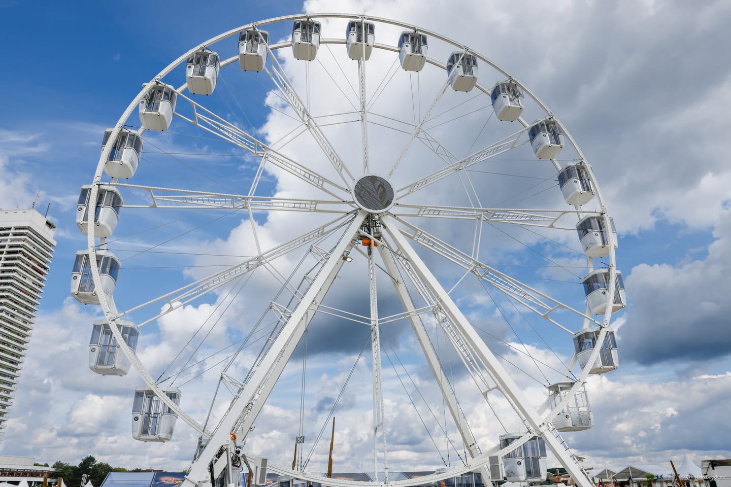 Weißes mobiles 38-Meter-Riesenrad bei Tageslicht