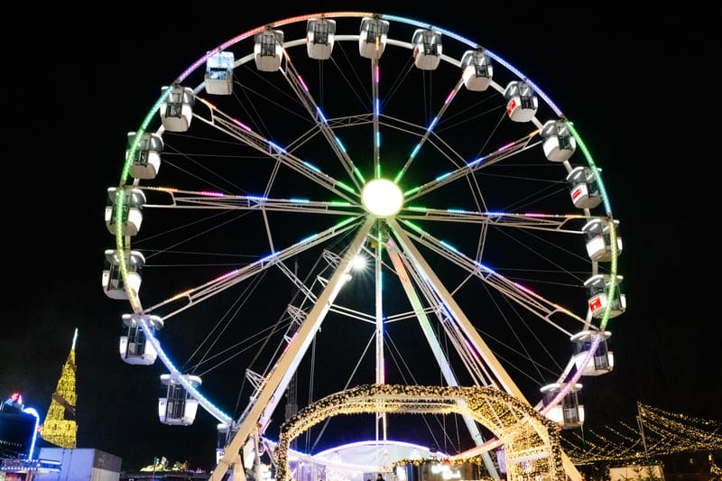 Riesenrad mit LED-Media-Display bei Nacht